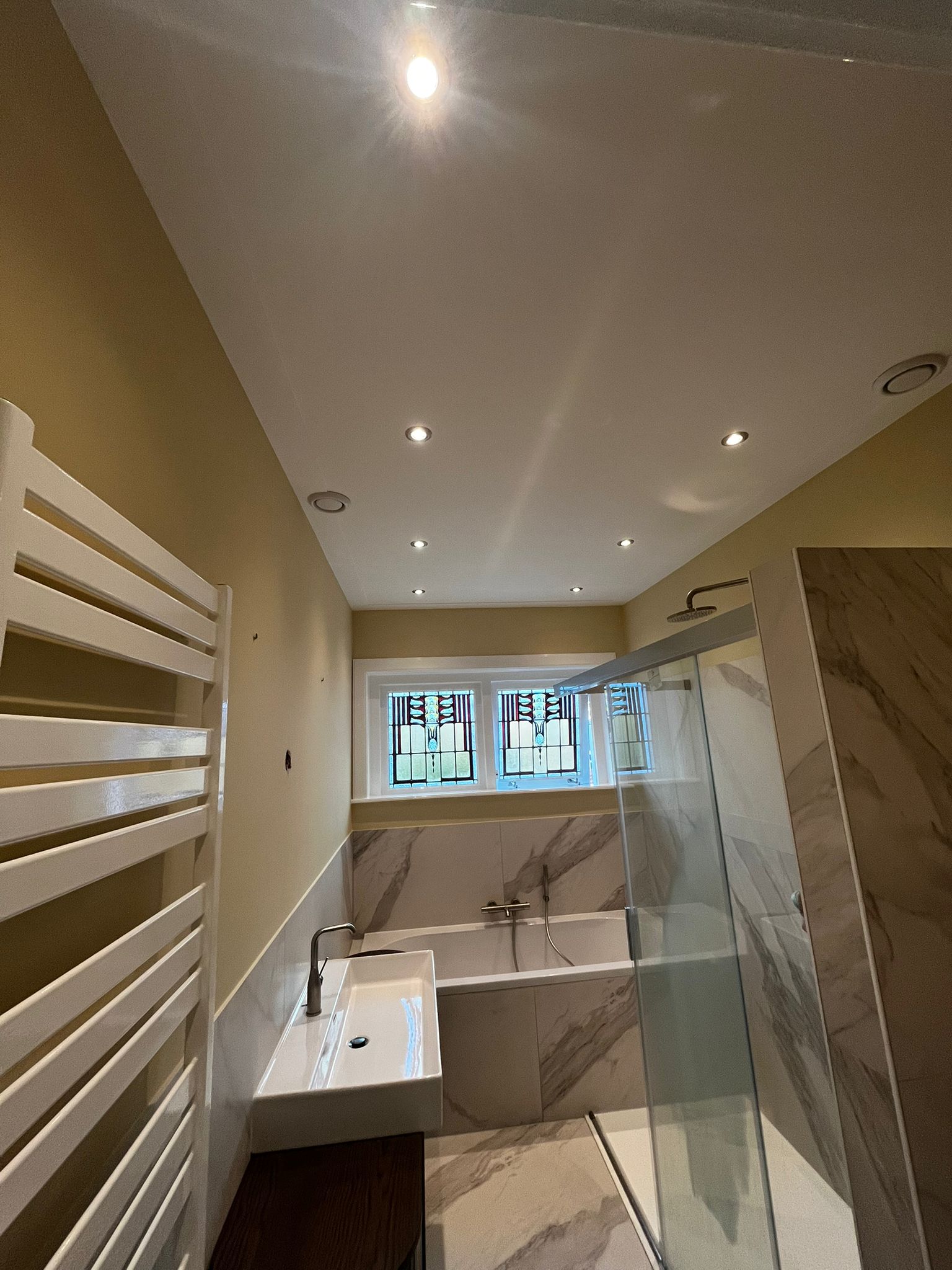 Luxe badkamer met marmer-look tegels en moderne sanitair installatie