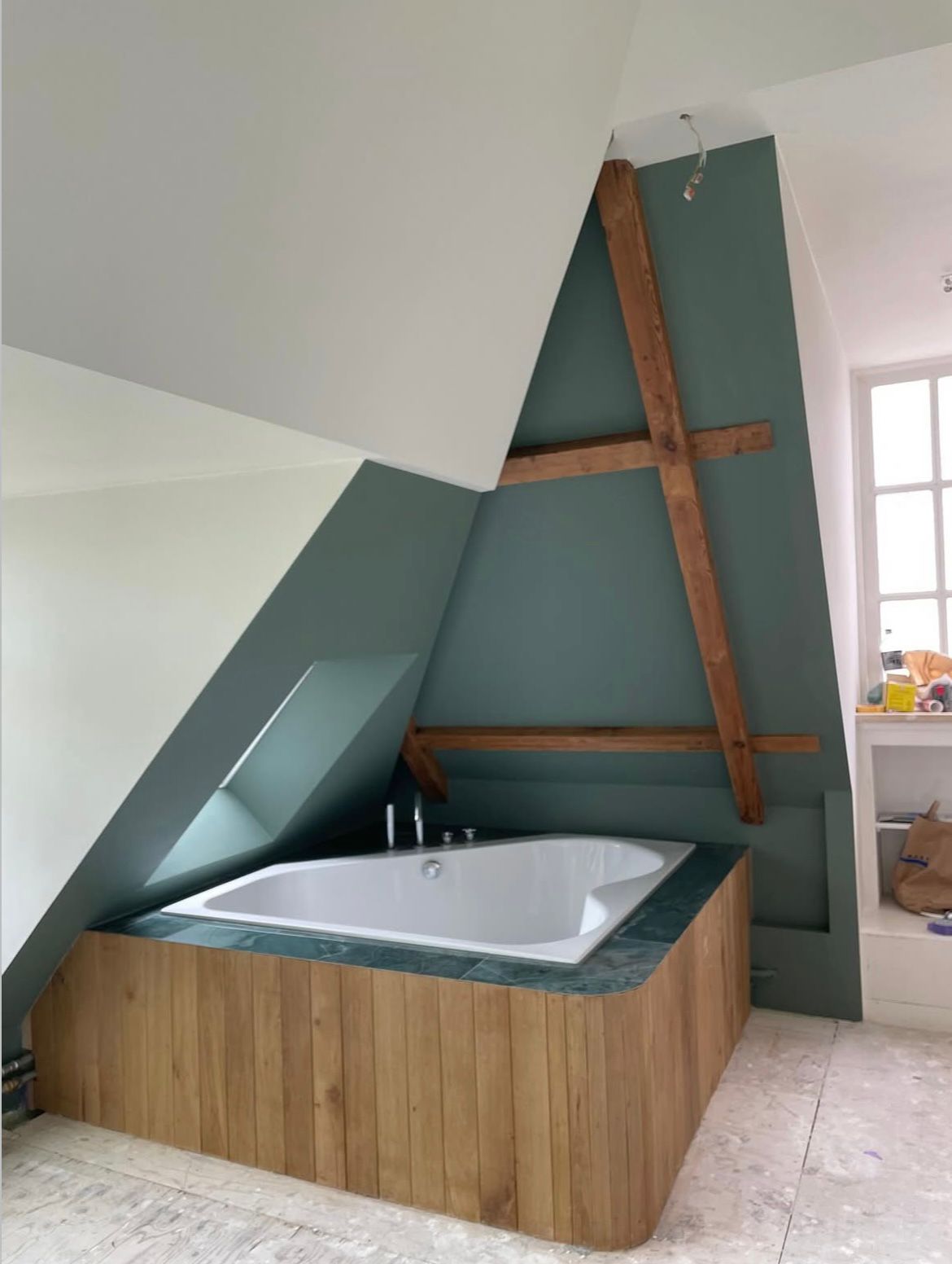 Zolder badkamer verbouwing tot spa-achtige wellness ruimte met luxe afwerking